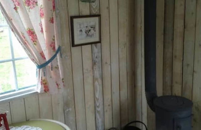 Ruby Shepherds hut Sleeps 4 - Photo 6