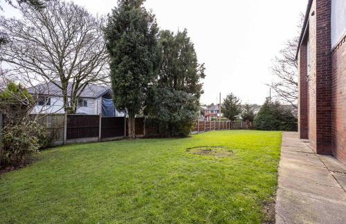 Detached House In Prestwich Sleeps 10 with Parking - Foto 18