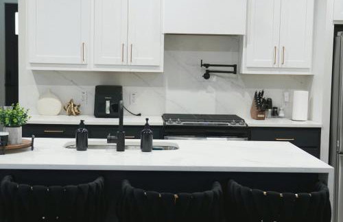 New Luxury 5BR 7BD Home Near Airport, Sleeps 10 plus - Foto 35