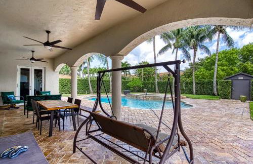 Luxury Tropical Living , 4BR w Backyard Pool Oasis - Foto 40