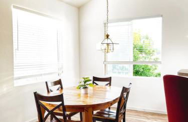 Bright Airy Home with Scenic Views - Foto 18