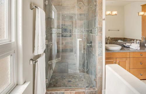 3BR Mountain Retreat with 2 Executive Suites & Scenic Views Sleeps 6 - Photo 15