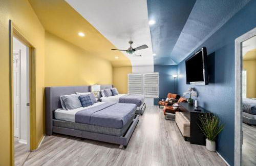 Modern 3-Story Townhome w Pool Table, Sleeps 10 Near Stadiums - Foto 32