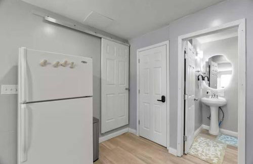 Stylish 2BR Dual-Kitchen Retreat Near Forest Park - Photo 11