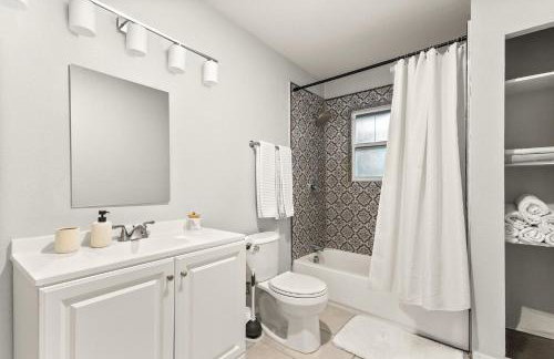 Spacious Retreat with Pool & Hot Tub - 10 Minutes to Downtown - Foto 37