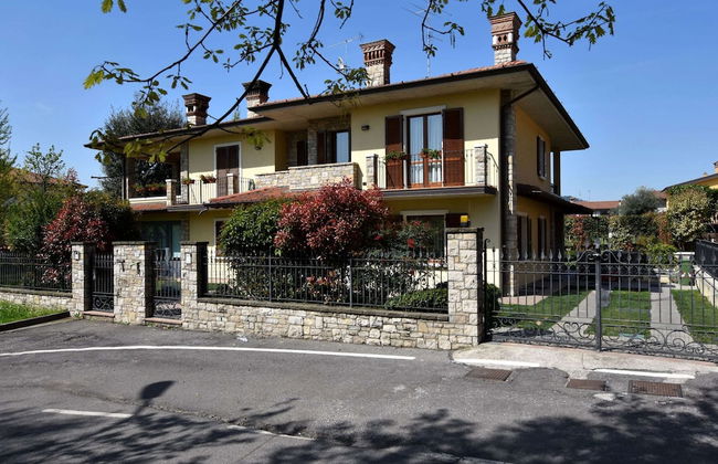 Luxurious Villa in Lombardy with Garden & Hot Tub - Photo 33