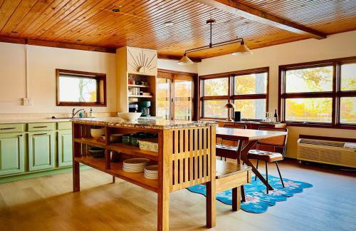 Ozran Cottage - a mid-century Lakefront getaway - Foto 12