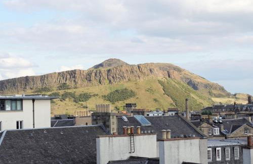 GuestReady - Historic Edinburgh Old Town Apartment - Photo 22