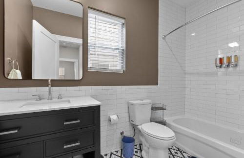 Bright Urban Comfort | JZ Vacation Rentals - Foto 65