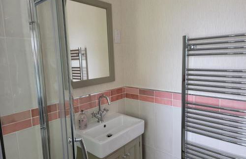 Luxury 2-Bed Lodge in Routh Sleeps 4 with Hot Tub - Foto 43