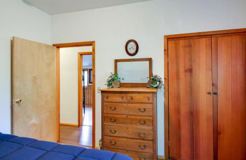 Forested Coffman Cove Cabin with Wood-Burning Stove! - Foto 18