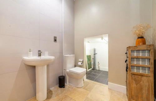 Beautiful light filled apartment in London - Photo 8