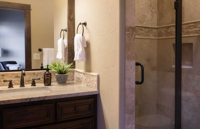 Klamath by Avantstay Gorgeous Mountain Home w/ Fire Pit, Spa & Lake Views - Photo 13