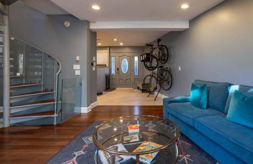 3-Story Townhome Free Parking Private Patio Washer-Dryer - Foto 24