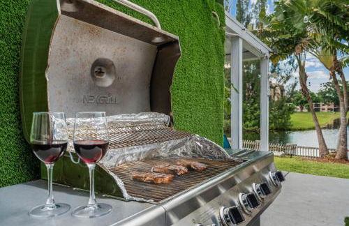 Waterfront Oasis Escape with 7 Seats Hot Tub! - Foto 30