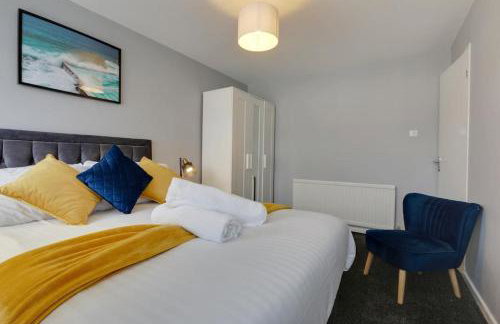 Superb 3 bed house, homely comforts close to supermarkets, with private parking on gated premise - Photo 6