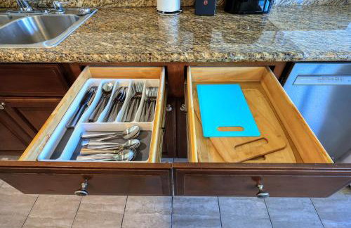 Sunny & Cheerful Near I-10 ~ Queen Beds ~ Parking - Foto 57