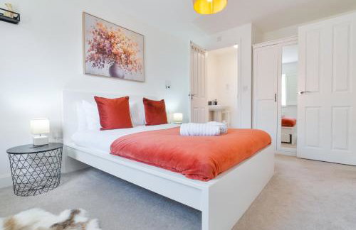 Modern Spacious 3 Bedroom House in Canterbury with En Suite and Free Parking Perfect for Contractors & Families - Photo 1