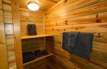 The Red Bears Den, Walk to River & Lake, In Town - Foto 15