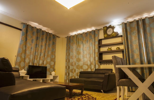 Three Bedroom art themed apartment - Photo 20