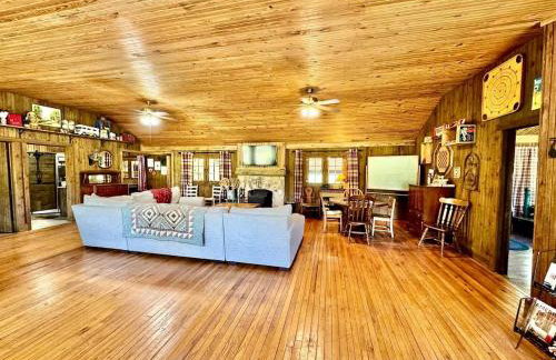 Tranquil Riverfront Cabin Retreat with Wildlife, Trails & Open Skies in Tahlequah, Oklahoma - Foto 15