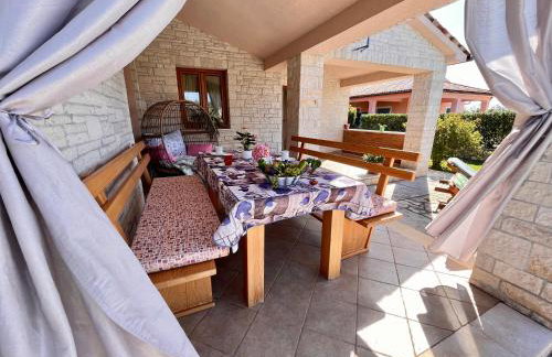 Villa Mirela with a comfortable garden and pool - Foto 17