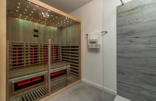 Villa Stella with 32 sqm private heated pool Jacuzzi Sauna Media room 3 bedrooms - Photo 31