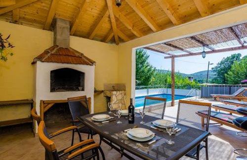 Villa Dalmatian Gem - Two-Bedroom Villa with Terrace and Swimming Pool - Photo 31