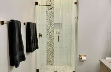 Upscale Modern Hill Country Home! Has it ALL! - Foto 32