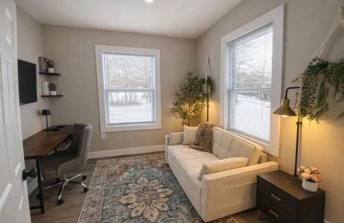 Stylish & Bright 3BR • Near Hospitals + Parking - Photo 16