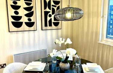 Exclusive Marina View Apartment Free Parking - Photo 5