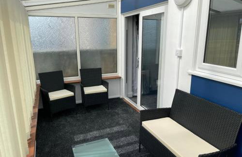 Stylish 3 bed house, private parking , with conservatory, close to KFC, McDonalds, ALDI and ASDA - Photo 19