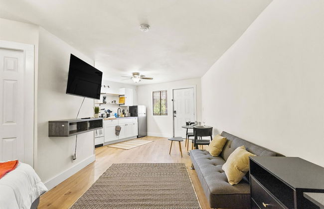 Spacious Studio Apt - Near Merrimack Park - Foto 6