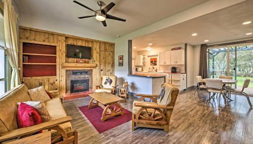 Remodeled Retro Home with Deck, Walk to Main Street! - Foto 4