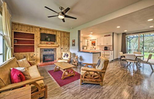 Remodeled Retro Home with Deck, Walk to Main Street! - Foto 4