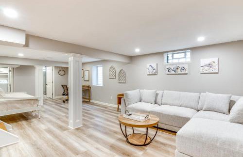 Screened Patio and Fire Pit Modern Westerville Home - Foto 7