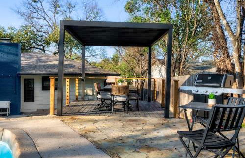 Luxury Zilker Home Pool Hot Tub and 2 Kitchens - Photo 15