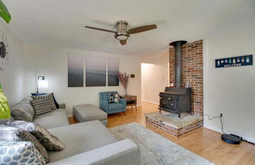 Walk to Beach Charming Maryland Home with Yard! - Foto 3