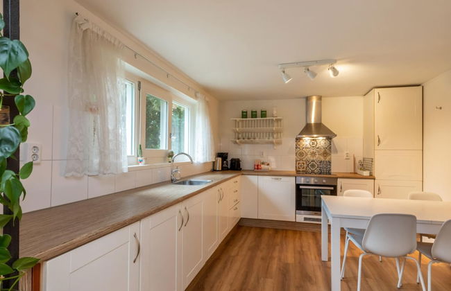 Beautiful Bungalow With Garden - Photo 8