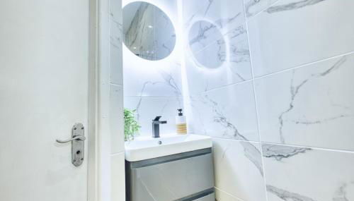 Central 2 beds APT with FREE parking, Sleeps 6 - Foto 2