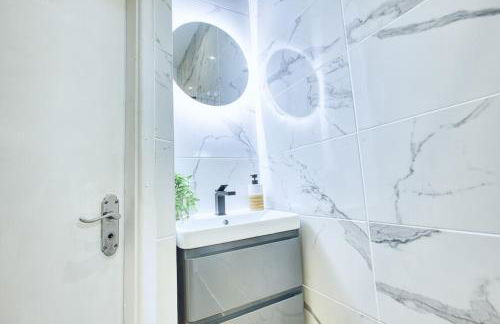 Central 2 beds APT with FREE parking, Sleeps 6 - Foto 2