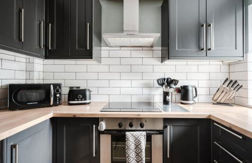 Modern 2 Bedroom House with Parking - Photo 23