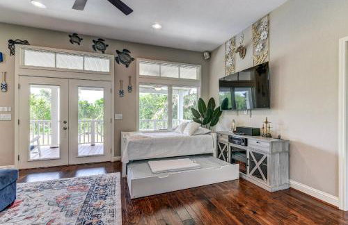 The San Bernard River waterfront provides private access to a spa, boat ramp, and jet skiing - Photo 25