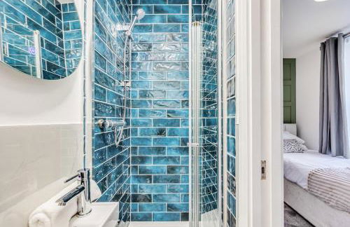 4 Bedroom 4 Bathroom House - Sleeps 7 - Prime Location, Free Parking, Self-Check-In, Workspace, Fast Wifi and Smart TV with Virgin TV and Netflix by Yoko Property - Photo 17