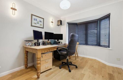 Month Stays, Free parking Luxury 4 Bed - Photo 41