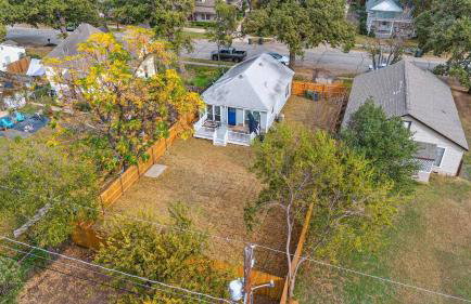 Walk to stadium! Cozy 2BR home - historic district - Photo 8