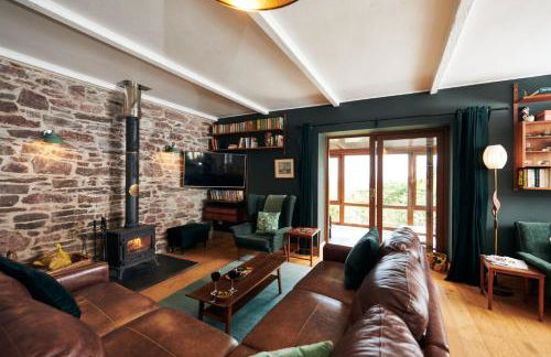 Brofallen - spacious holiday cottage with sea views and enclosed garden - Photo 2