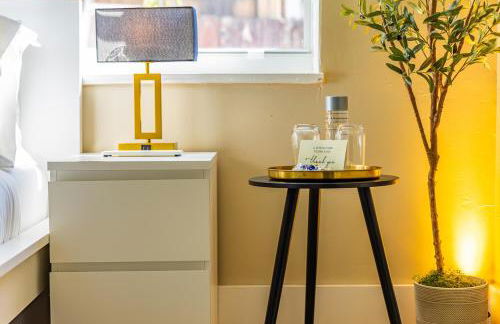 Luxury Miami Pool House Private Backyard Oasis Near Wynwood and Miami International Airport - Photo 16