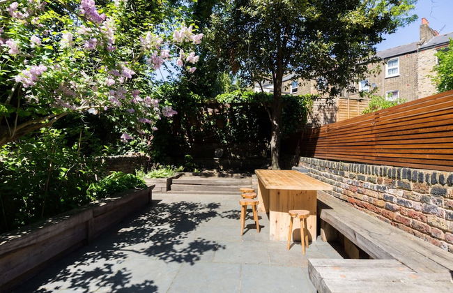 Stylish, Bright Apartment w/ Private Garden - Foto 20