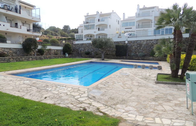 Apartment by Roses Beach With Pool - Photo 1